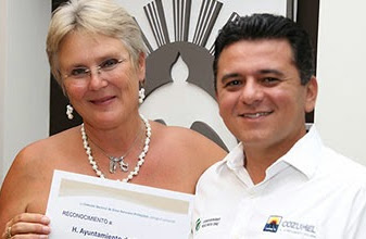 Renate Herberger, nadadora de grandes distancias, agradece apoyo al Presidente Municipal de Cozumel
