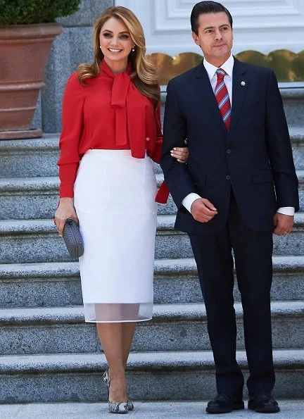 King Felipe and Queen Letizia held a lunch at Zarzuela Palace for President of Mexico, Enrique Peña Nieto and his wife Angélica Rivera. Letizia wore pink coat