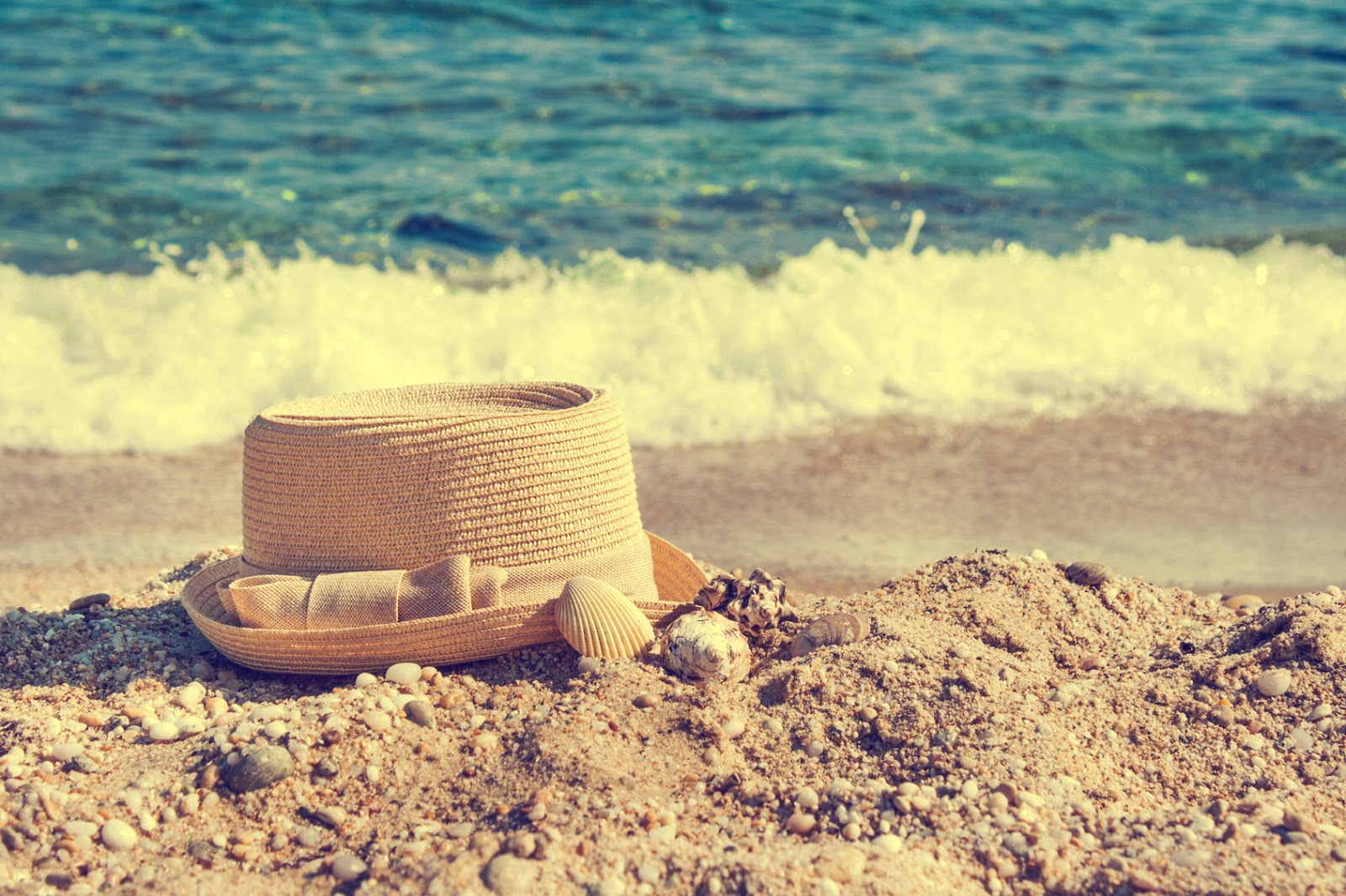 Шляпа на пляже. Шляпка на море. Шляпа на море. Соломенная шляпа море. Соломенная шляпка на море.
