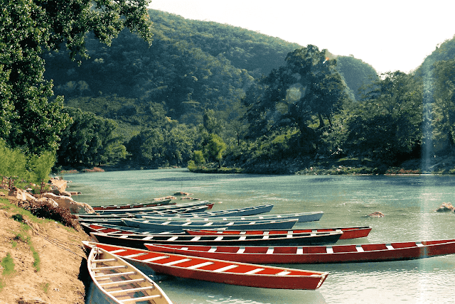 Canoas a orillas del rio tampaón
