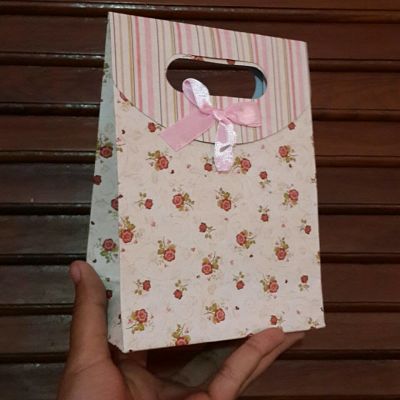 12 Ide Kerajinan  Tangan dari  Kertas  Kado Bekas Yang Unik  