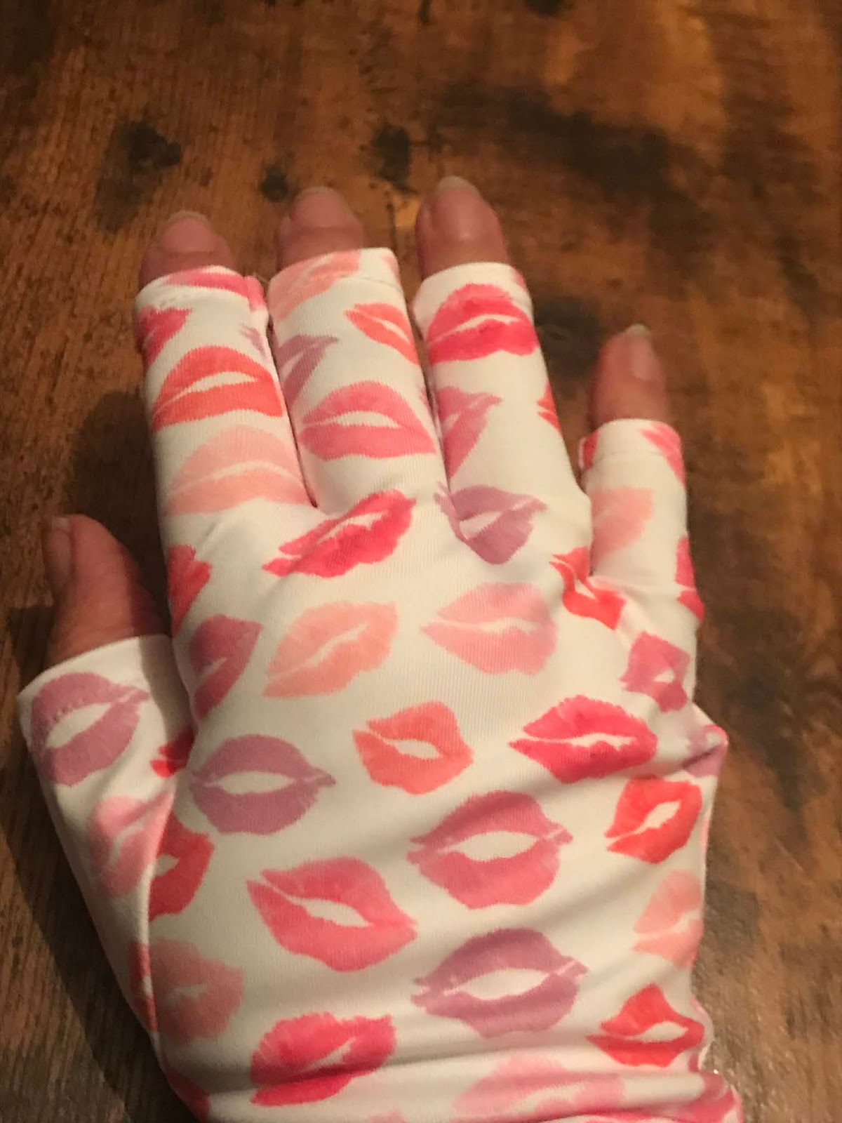 ManiGlovz UV Protective Gloves To Wear During Gel Manicures