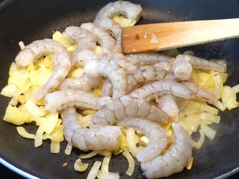 Ajoutez les crevettes crues.