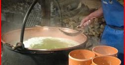 Vieux outils et art populaire: Faisselle en terre cuite