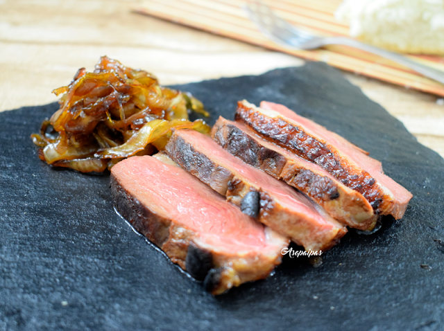 Magret de Pato con Cebolla Caramelizada Magret de Pato con Cebolla Caramelizada