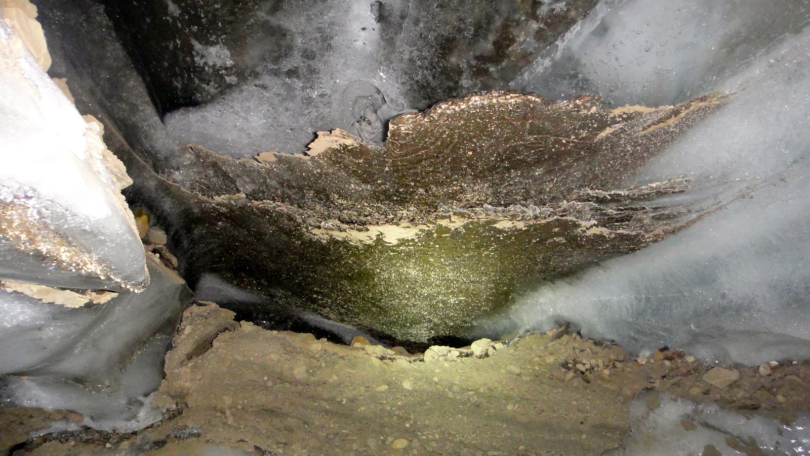 Tyko på tur Ice caves at Tellbreen