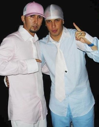 Alexis y Fido Foto de Alexis y Fido con corbata blanca