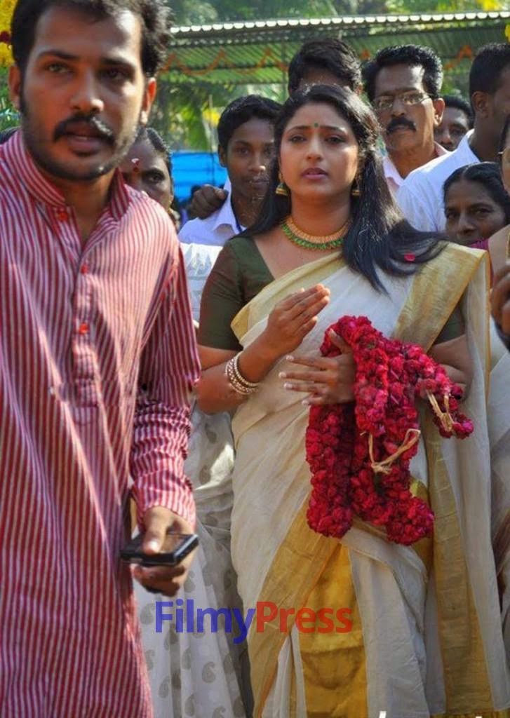 Serial actress praveena facebook images Serial actress praveena facebook images