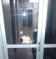 Dupla dispara contra prédio da Polícia Militar de Lavras da Mangabeira