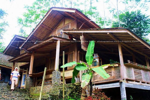 Rumah kayu di jalan setapak menuju Kampung Naga Rumah kayu di jalan setapak menuju Kampung Naga