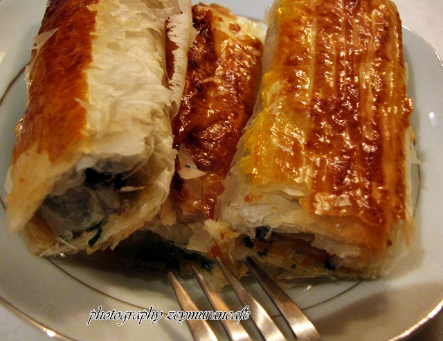 borek tarifleri BAKLAVALIK YUFKADAN ISPANAKLI KIYMALI BÖREK