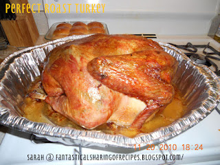 Perfect Roast Turkey // A classic recipe to make for Thanksgiving dinner with fresh herbs and lemon #Thanksgiving #turkey #recipe