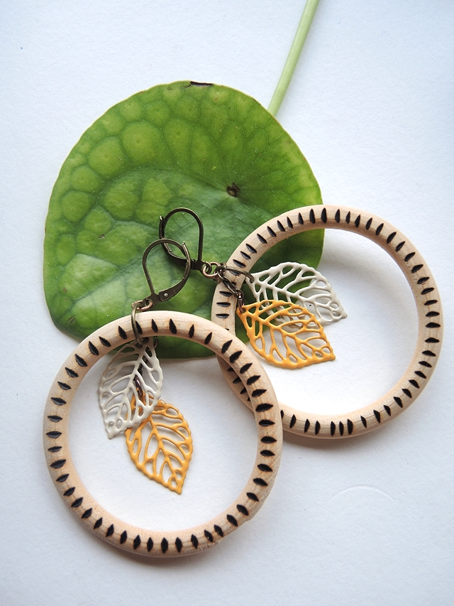 DIY earrings 'zebra' with woodburned wooden rings