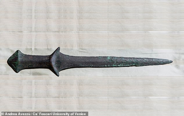 Una de las espadas más antiguas del mundo, fabricada hace 5.000 años en Anatolia Central y conservada en un monasterio veneciano. Foto: Andrea Avezzù / Universitá Ca Foscari di Venezia.