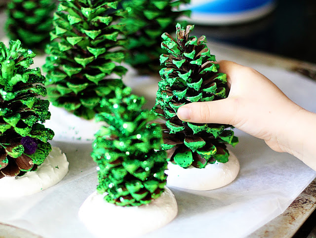 Mini árboles de Navidad diy con piñas