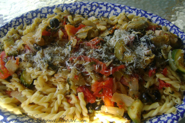 fresh tomatoes, zucchini and artichokes with macaroni!!