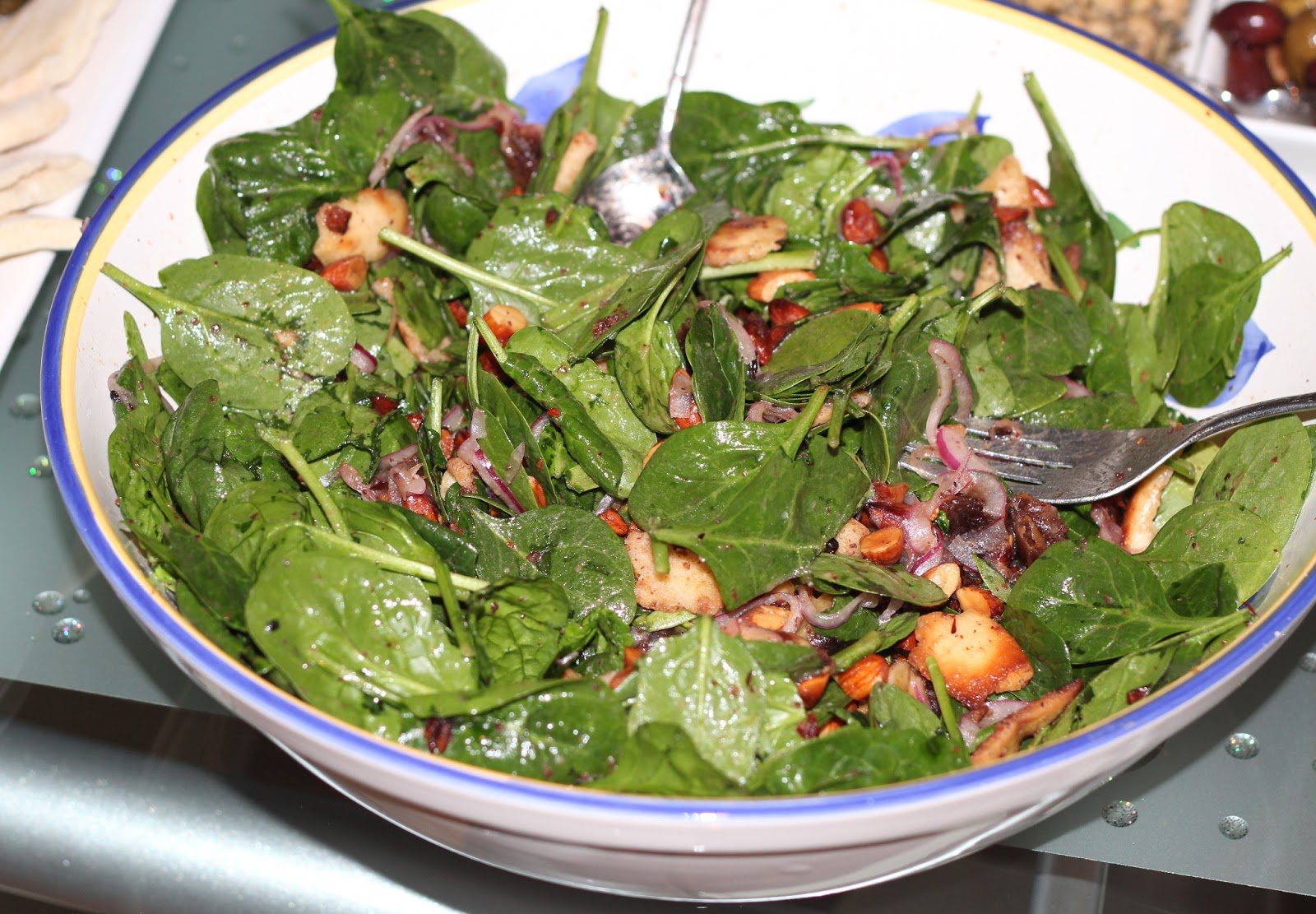 Lexi's Kitchen: BABY SPINACH SALAD WITH DATES AND ALMONDS