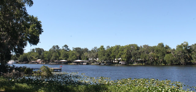 El Saint Johns River entre los condados de Volusia y Lake en Astor El Saint Johns River entre los condados de Volusia y Lake en Astor