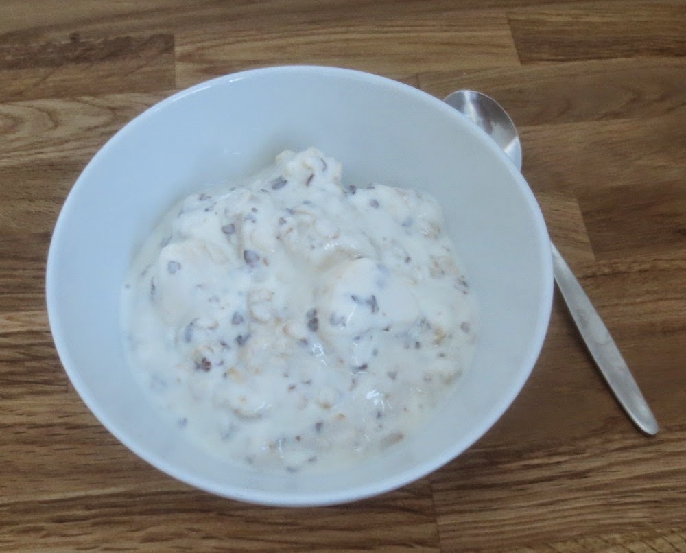 Joghurt mit Haferflocken, Leinsamen und Banane