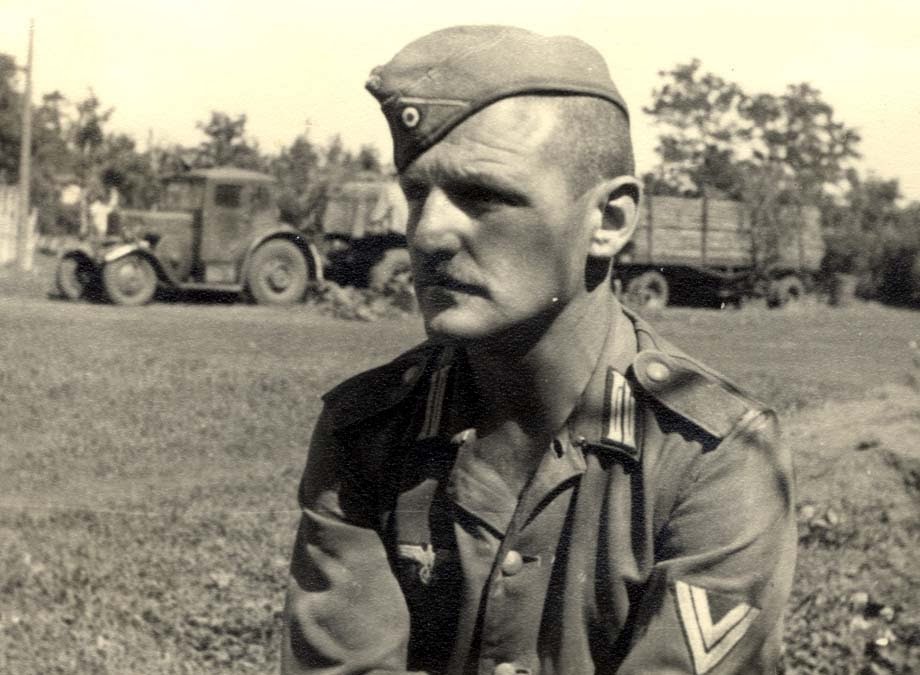 искусствоведов группа тихо восторженно глядит на холст и вдруг. отчетливо старый. в осеннем лесу красив и печален русский лес в ранние осенние дни. коллаборационисты, «хиви». военная пожарная команда радиозавод 1920 года.