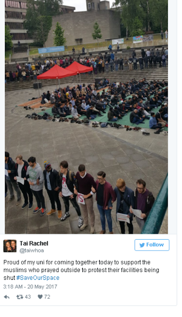  Para Mahasiswa Non Muslim Ini Lindungi Teman-Temannya Yang Tengah Mendirikan Salat Jumat