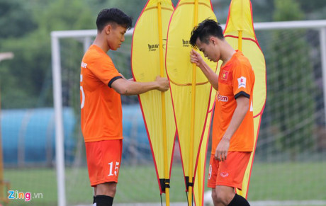 Phat lo chan sut la ma quen cho HLV Huu Thang - Anh 2