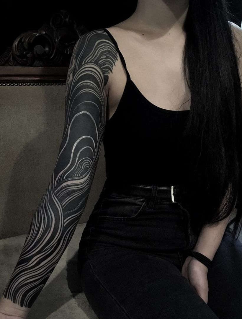 Fotografía de modelo con tatuaje en negro puro