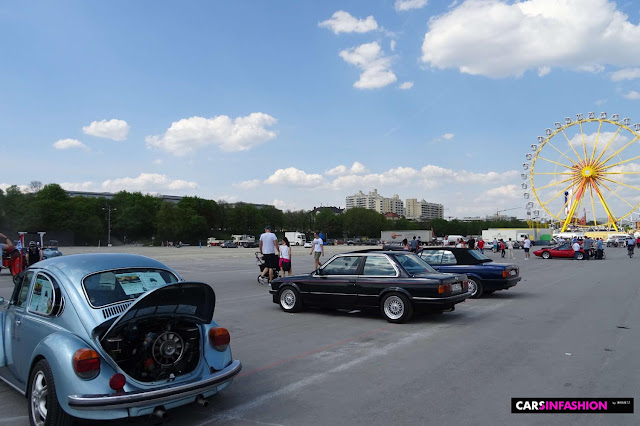 Blauer VW Käfer, BMW, Riesenrad auf der Theresienwiese des ACM Treffens