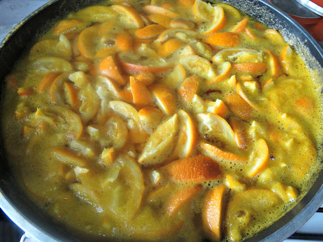 Cascaritas de naranja cocinándose en su almibar