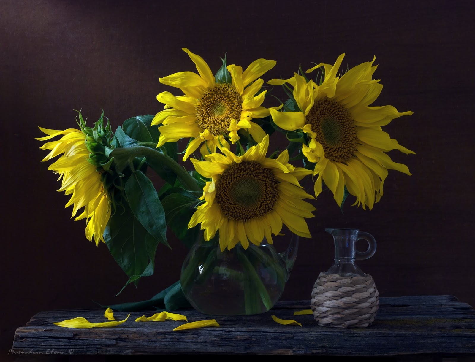 подсолнухи в вазе