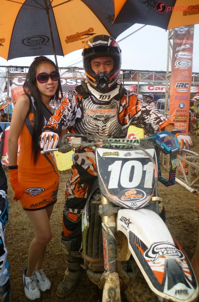 Umbrella Girls on Motocross Circuit | Umbrella Girls World