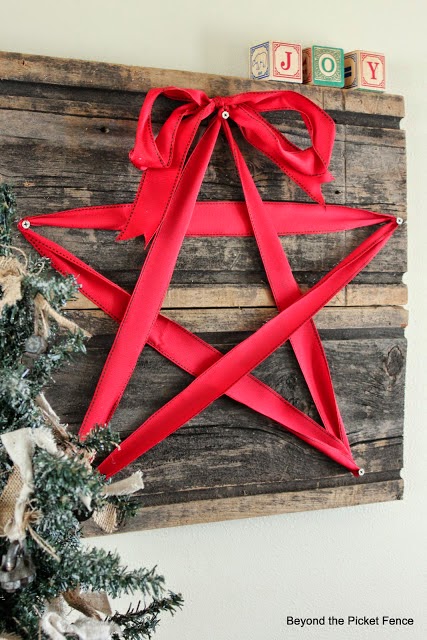 Christmas Ideas http://bec4-beyondthepicketfence.blogspot.com/2014/07/christmas-in-july.html