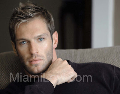 GORGEOUS MEN: Levi Poulter (naked)