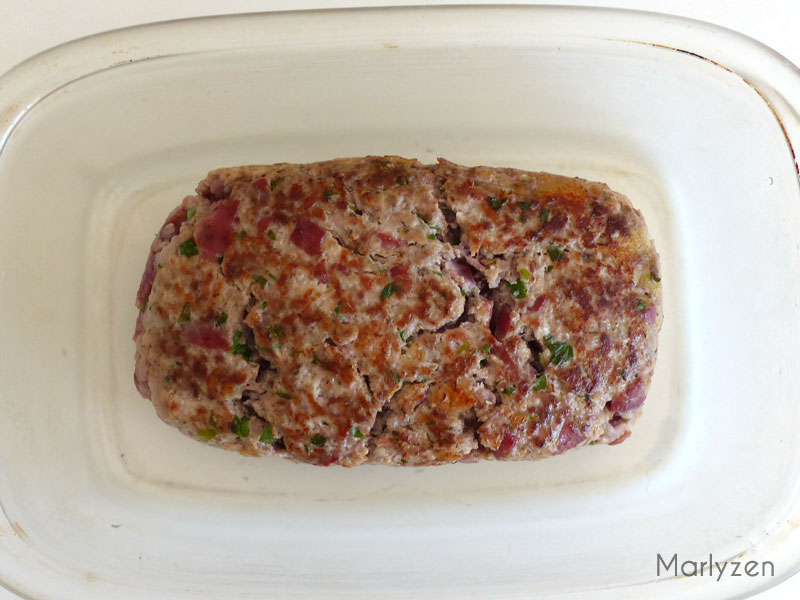 Transférez le pain de viande dans un plat allant au four.