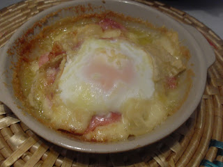 Cazuelita de huevos y jamón con tomate.