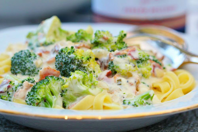 Två små kök: Ostsås med bacon och broccoli till pasta - krämigt & gott av  