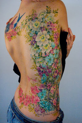 Tatuaje de flores coloridas en la espalda