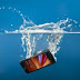 Έπεσε το κινητό σου σε νερό; Ορίστε τι ακριβώς πρέπει να κάνεις για να το σώσεις;