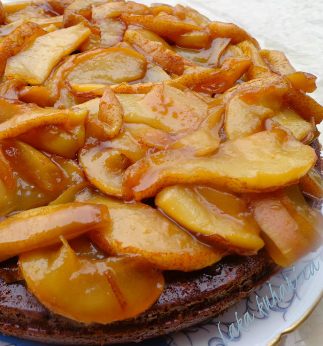 Honey cake with caramelized pears by Laka kuharica: honey gives this tender and aromatic cake a lovely finish.