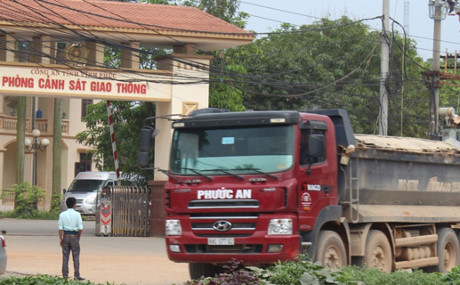 Xe chở đất náo loạn đường phố Vĩnh Yên - Ảnh 1 Xe cho dat nao loan duong pho Vinh Yen - Anh 1