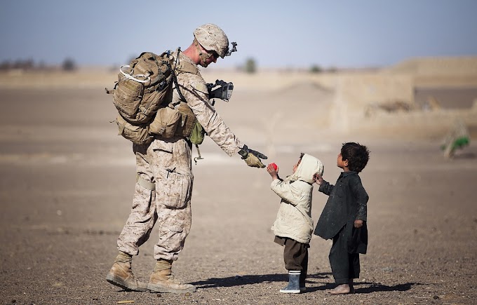 Crianças com soldado