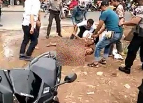 (Video) Pasangan Homo Sinting Diciduk Polisi Dan Massa Di Pasar