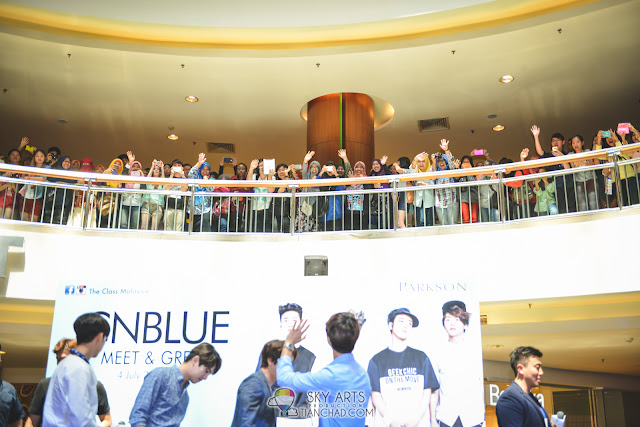 CNBLUE never forget waving to the fans behind them * nice one*
