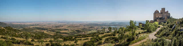 La Hoya y el Castillo de Loarre :: Panorámica 7 x Canon EOS5D MkIII | ISO100 | Canon 24-105 @50mm | f/10 | 1/125s