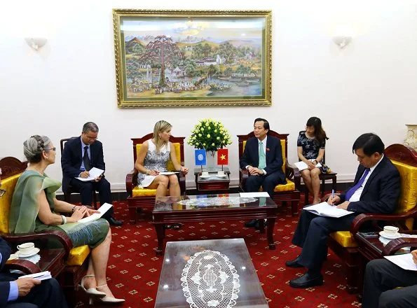 Queen Maxima wore an dress designed by Edouard Vermeulen of Natan. Queen Maxima visited the Bank of Vietnam. Pearl necklace