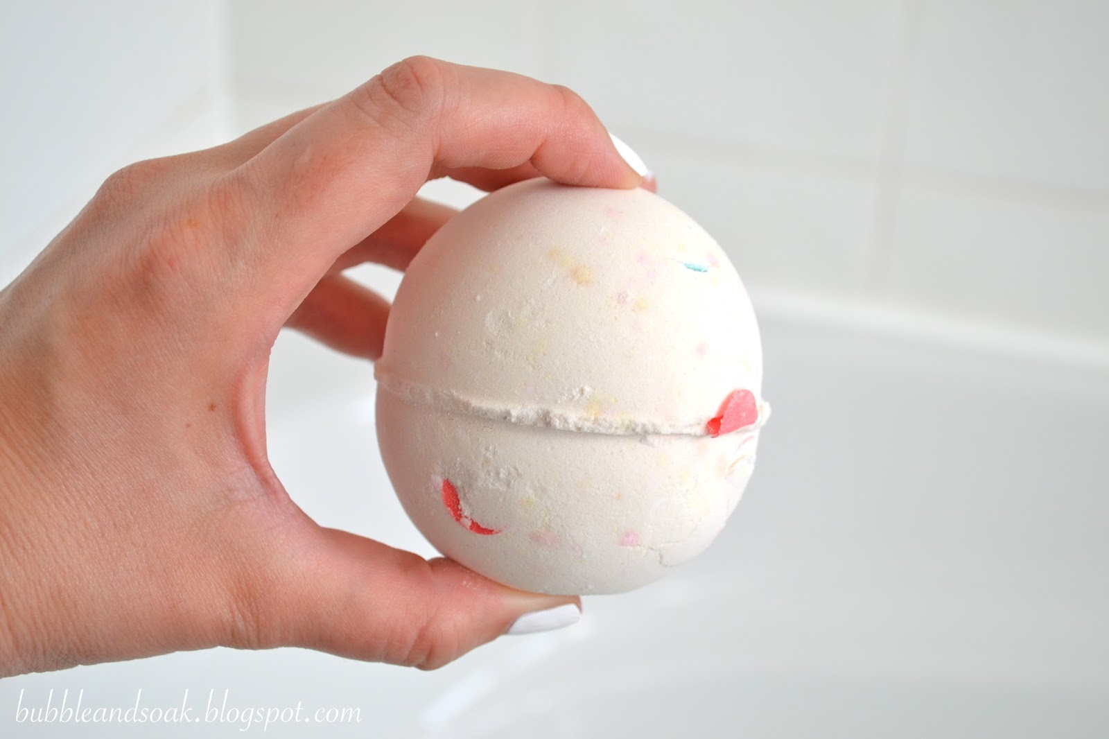 bubble and soak Lush // Dragon's Egg Bath Bomb Review