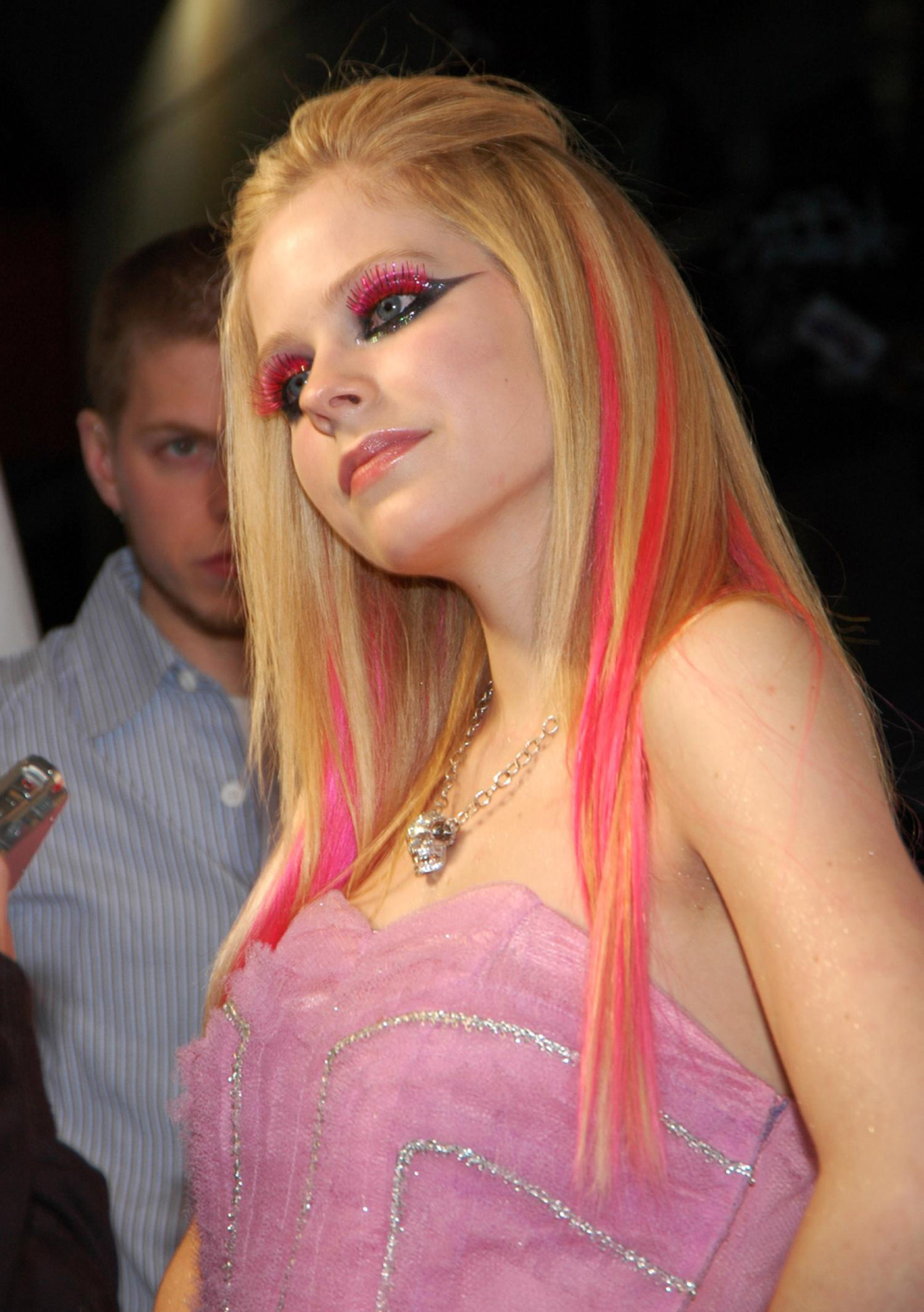 Female Singers: Avril Lavigne pictures gallery (16)2145 x 3046