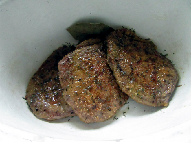 Steak casserole by Laka kuharica: sprinkle thyme over the meat and add the bay leaf.