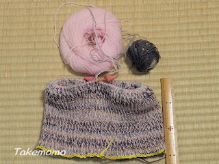 ブルガリアスカートの二目ゴム編みを何段か編んだところ