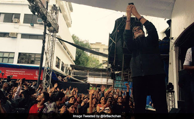 Amitabh Bachchan take students Selfi 